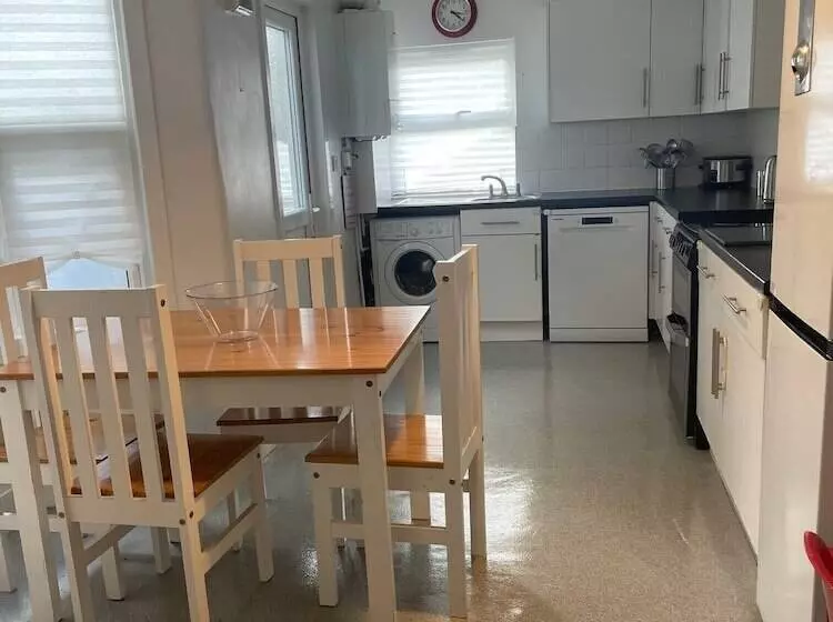 Residenssi Impeccable 2 Bed House In Leytonstone East London