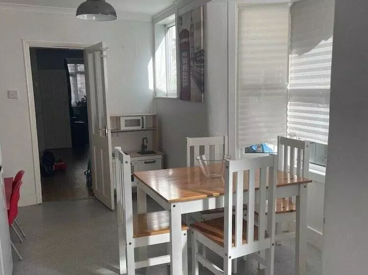 Residenssi Impeccable 2 Bed House In Leytonstone East London