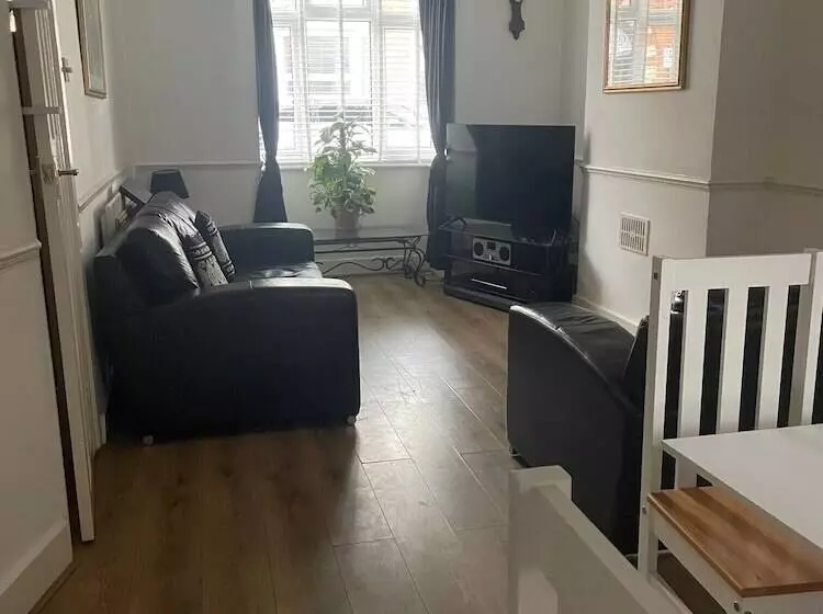Residenssi Impeccable 2 Bed House In Leytonstone East London