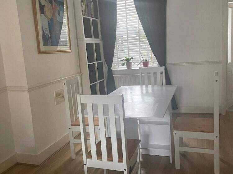 إقامة Impeccable 2 Bed House In Leytonstone East London