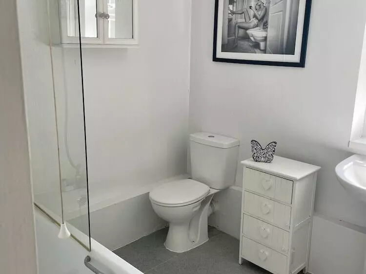 Residenssi Impeccable 2 Bed House In Leytonstone East London