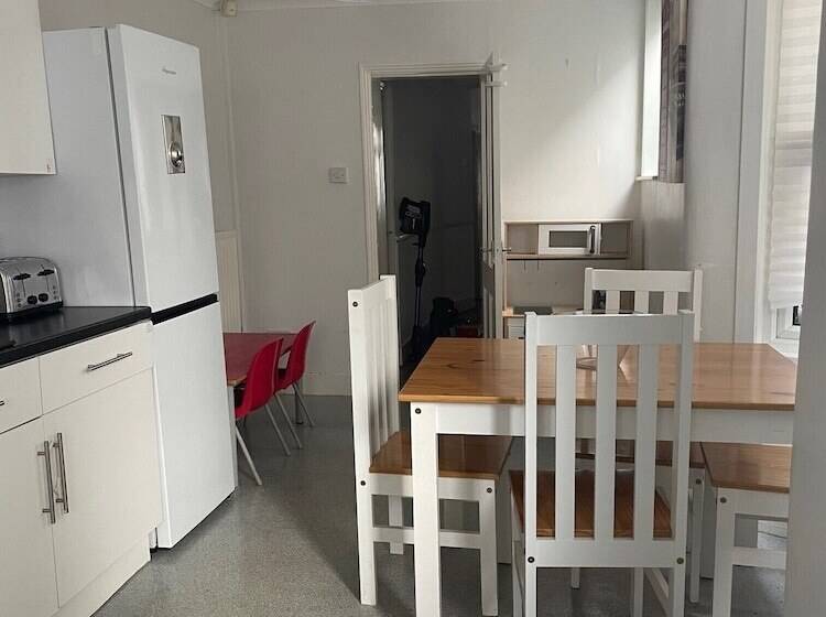 إقامة Impeccable 2 Bed House In Leytonstone East London