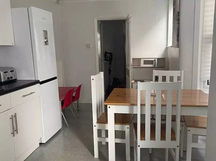 Residenssi Impeccable 2 Bed House In Leytonstone East London