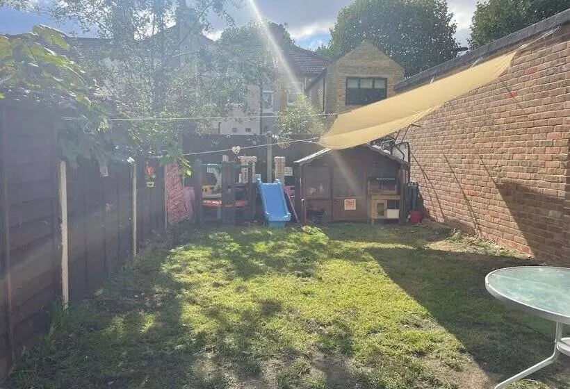 Residenssi Impeccable 2 Bed House In Leytonstone East London