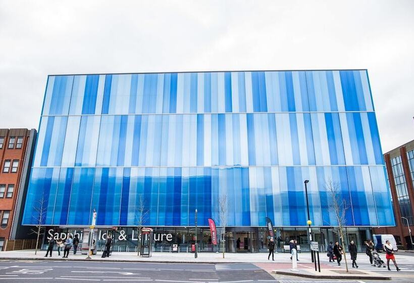 إقامة Lovely 4 Bedroom House Near Romford Station