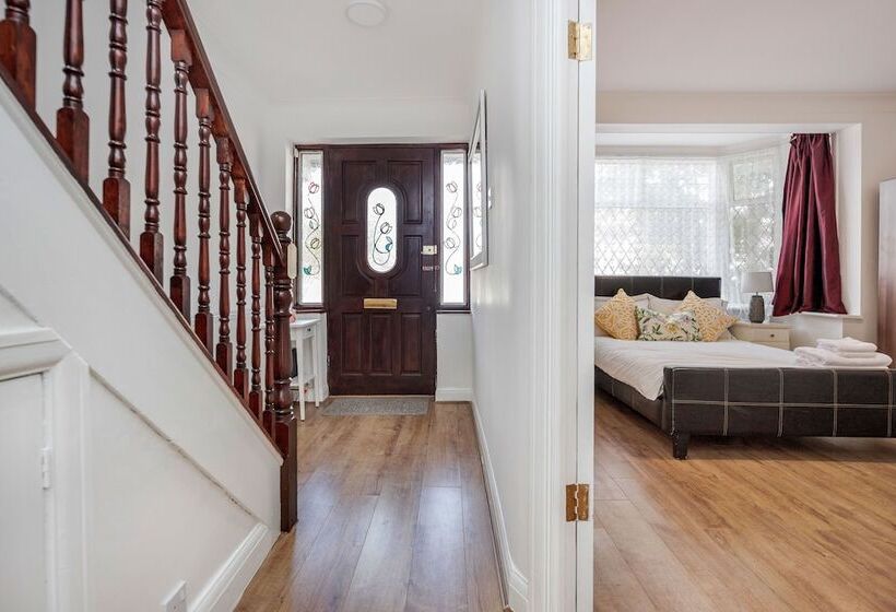 إقامة Lovely 4 Bedroom House Near Romford Station