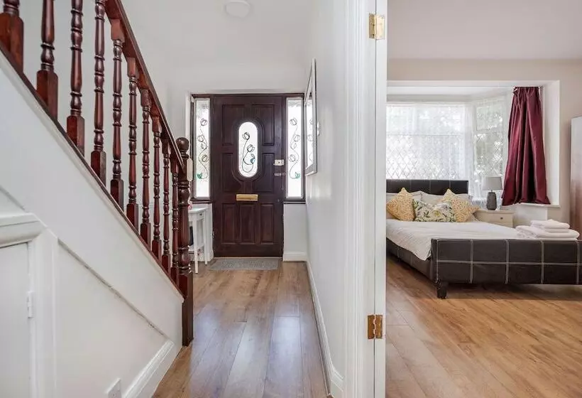 レジデンス Lovely 4 Bedroom House Near Romford Station