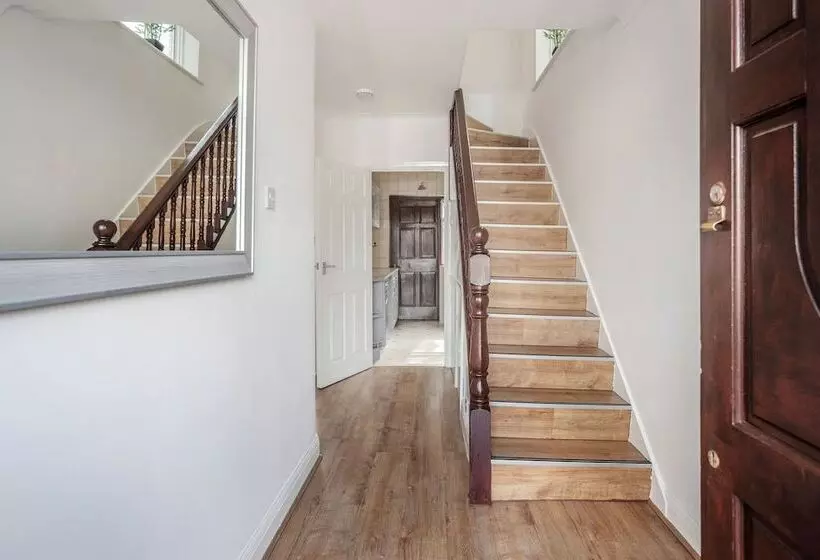 レジデンス Lovely 4 Bedroom House Near Romford Station