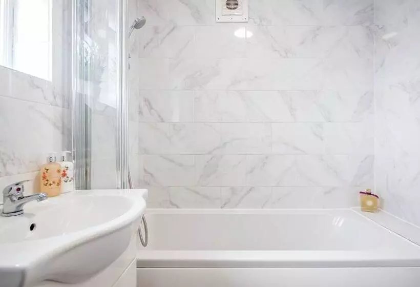 レジデンス Lovely 4 Bedroom House Near Romford Station