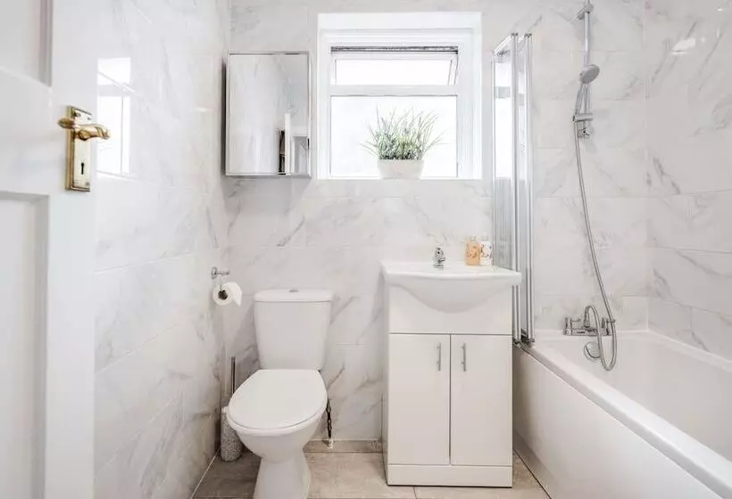 レジデンス Lovely 4 Bedroom House Near Romford Station