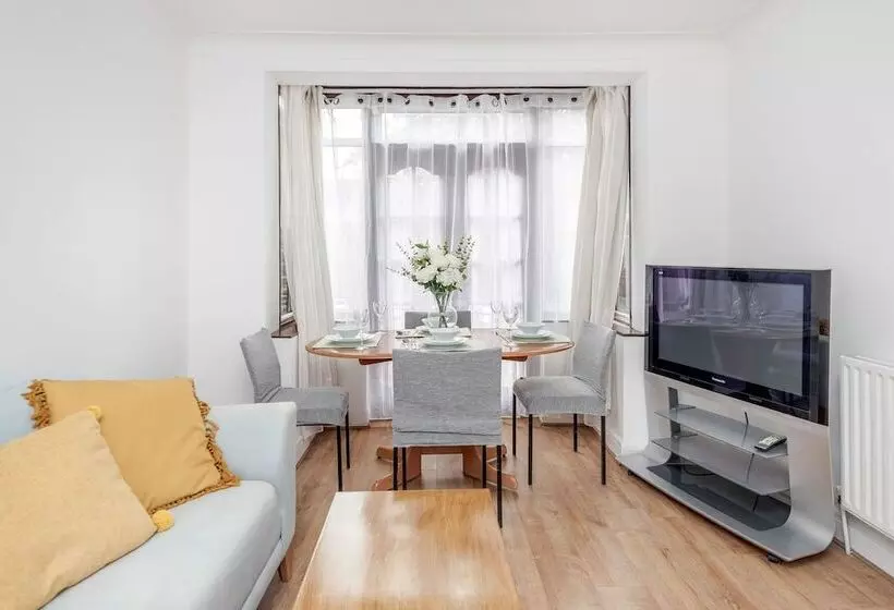 レジデンス Lovely 4 Bedroom House Near Romford Station