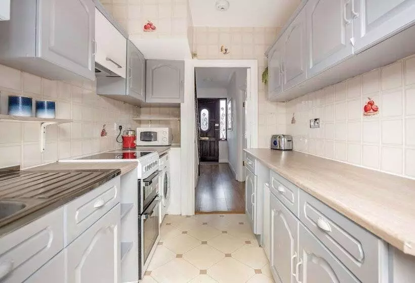 レジデンス Lovely 4 Bedroom House Near Romford Station
