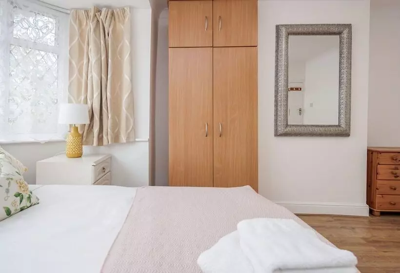 レジデンス Lovely 4 Bedroom House Near Romford Station