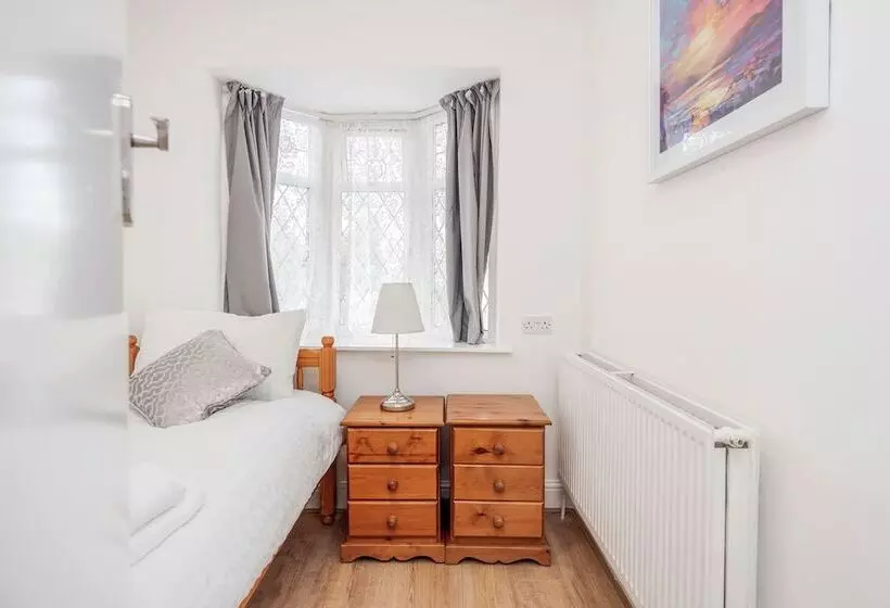 レジデンス Lovely 4 Bedroom House Near Romford Station