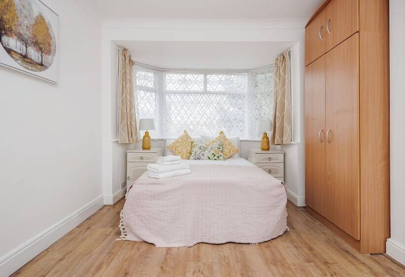 إقامة Lovely 4 Bedroom House Near Romford Station