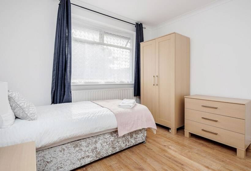 إقامة Lovely 4 Bedroom House Near Romford Station