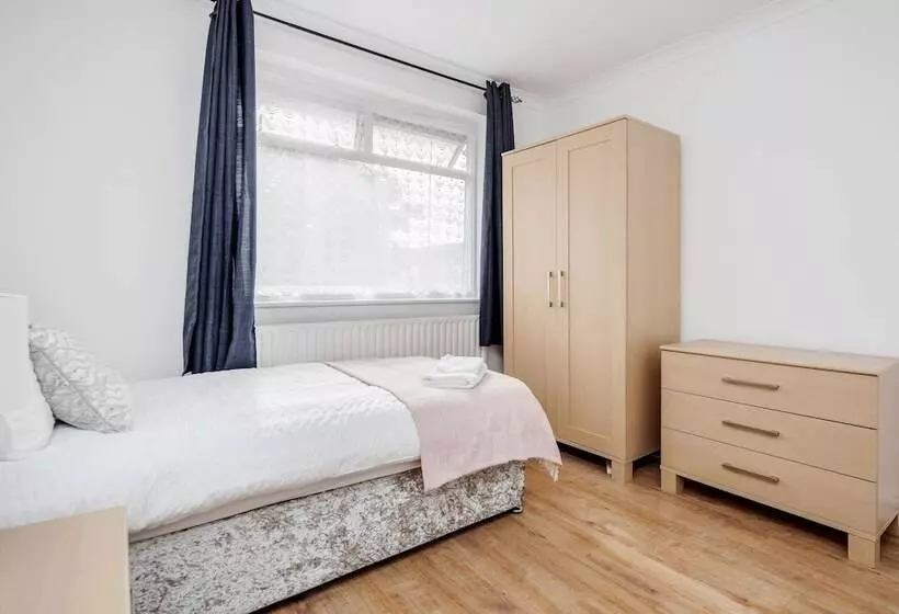 レジデンス Lovely 4 Bedroom House Near Romford Station