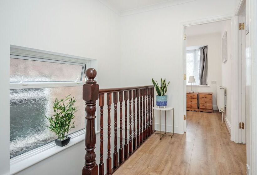 إقامة Lovely 4 Bedroom House Near Romford Station