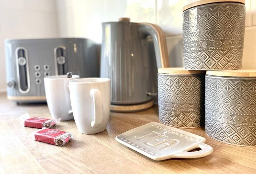 إقامة Vibrant 6 Bed Stylish Home In Heart Of Southsea