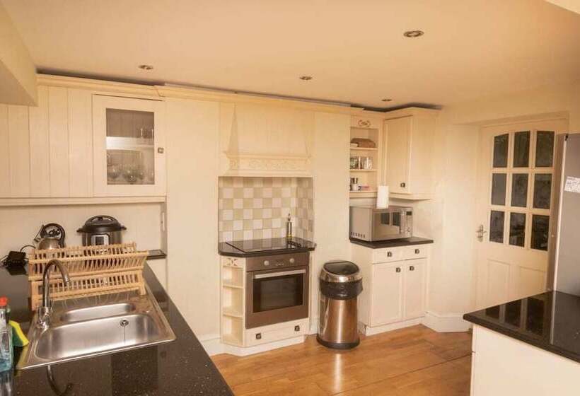 The Angel Place Hideaway   Fair 4bdr House With Terrace