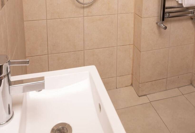 The Angel Place Hideaway   Fair 4bdr House With Terrace