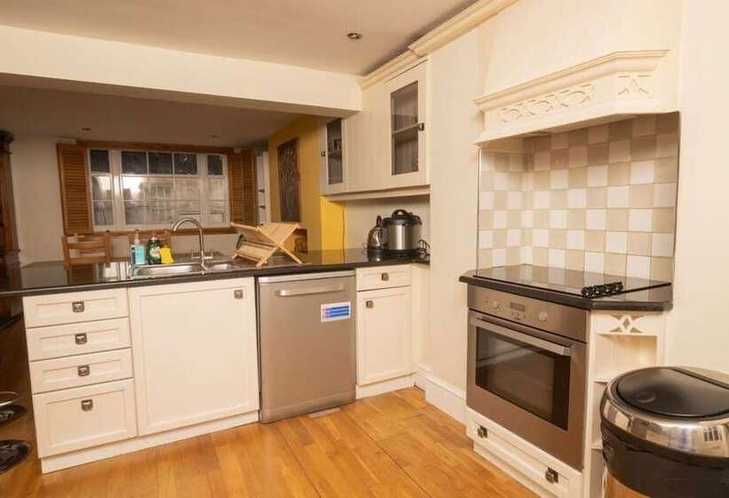 The Angel Place Hideaway   Fair 4bdr House With Terrace