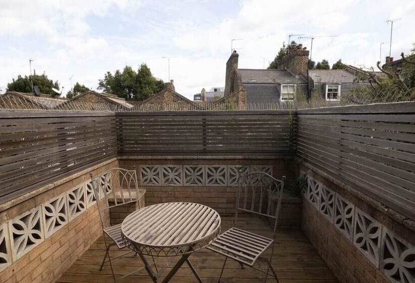 The Angel Place Hideaway   Fair 4bdr House With Terrace