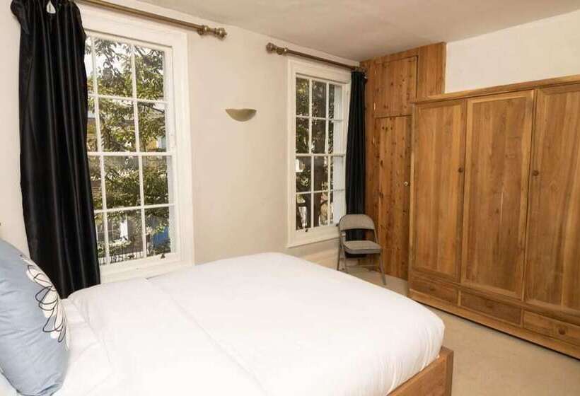 The Angel Place Hideaway   Fair 4bdr House With Terrace