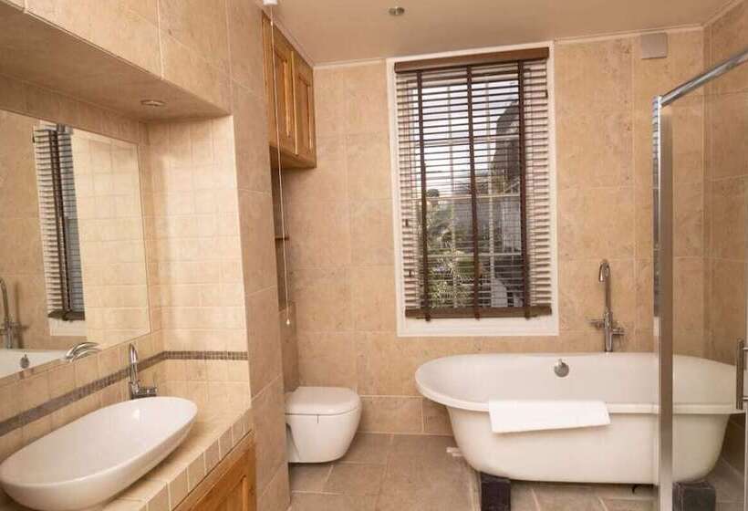 The Angel Place Hideaway   Fair 4bdr House With Terrace