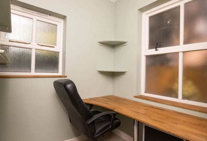 The Angel Place Hideaway   Fair 4bdr House With Terrace