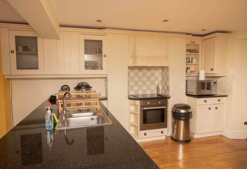 The Angel Place Hideaway   Fair 4bdr House With Terrace