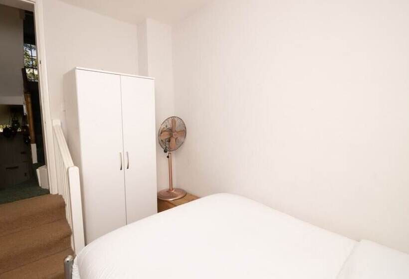 The Angel Place Hideaway   Fair 4bdr House With Terrace