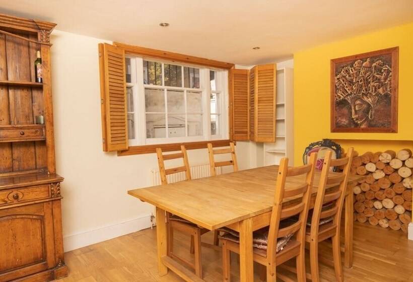 The Angel Place Hideaway   Fair 4bdr House With Terrace