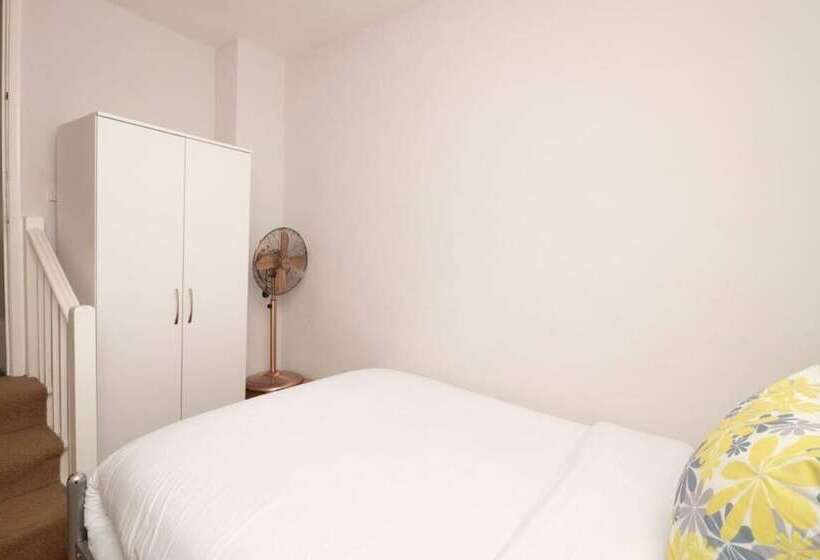 The Angel Place Hideaway   Fair 4bdr House With Terrace