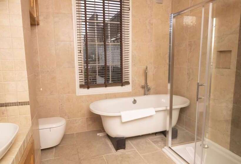 The Angel Place Hideaway   Fair 4bdr House With Terrace