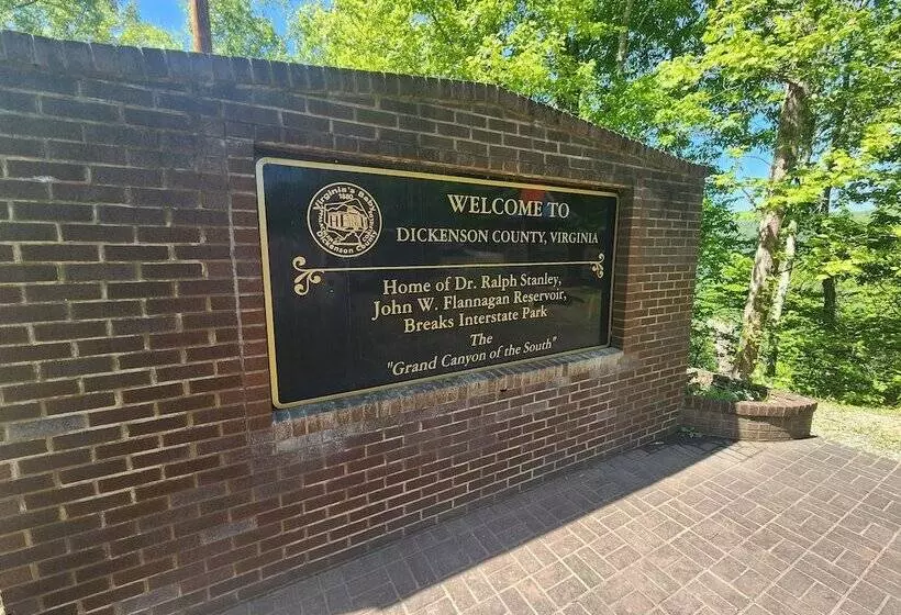 Gateway To The Breaks Motel