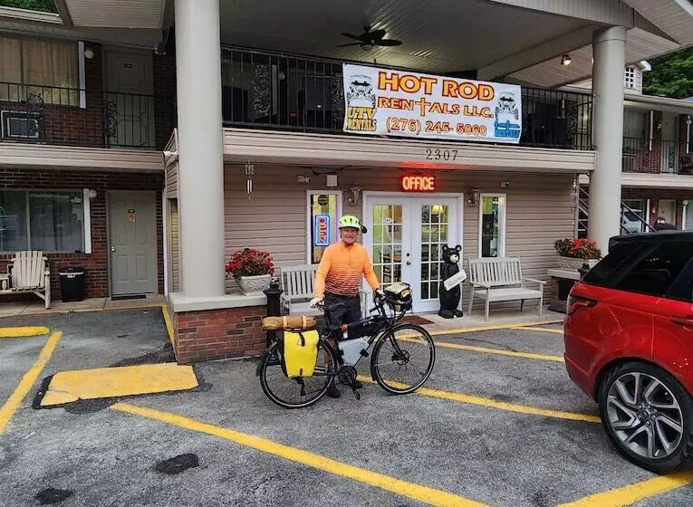 Gateway To The Breaks Motel