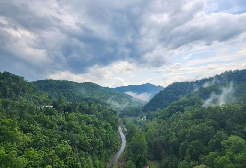 Gateway To The Breaks Motel