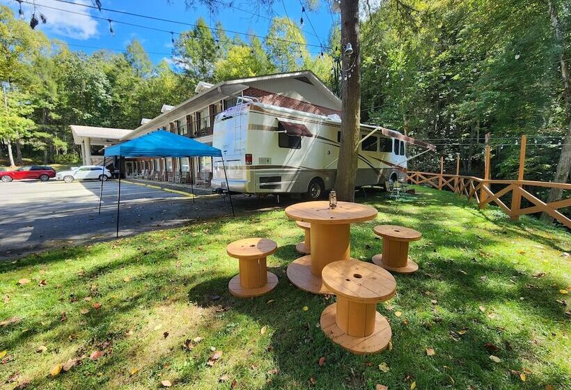 Gateway To The Breaks Motel