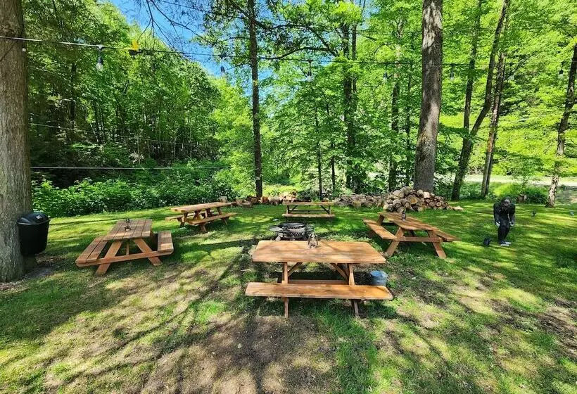 Gateway To The Breaks Motel