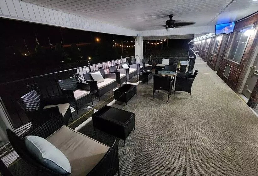 Gateway To The Breaks Motel