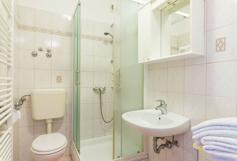 בית מלון כפרי Apartments Villa Adria