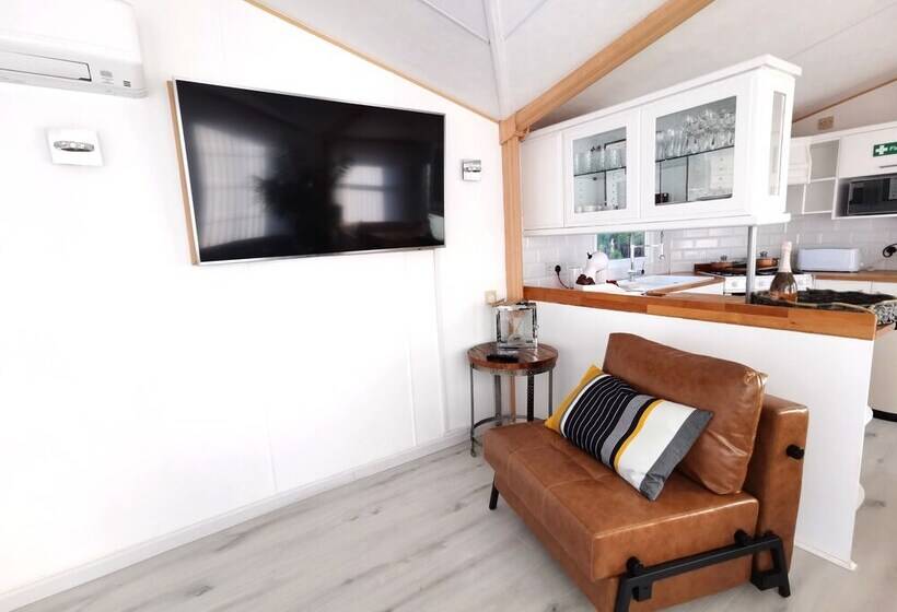 Lakes And Woodlands Overstone Holiday Park