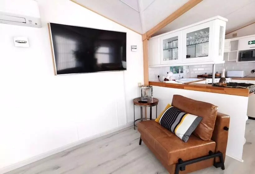 Lakes And Woodlands Overstone Holiday Park