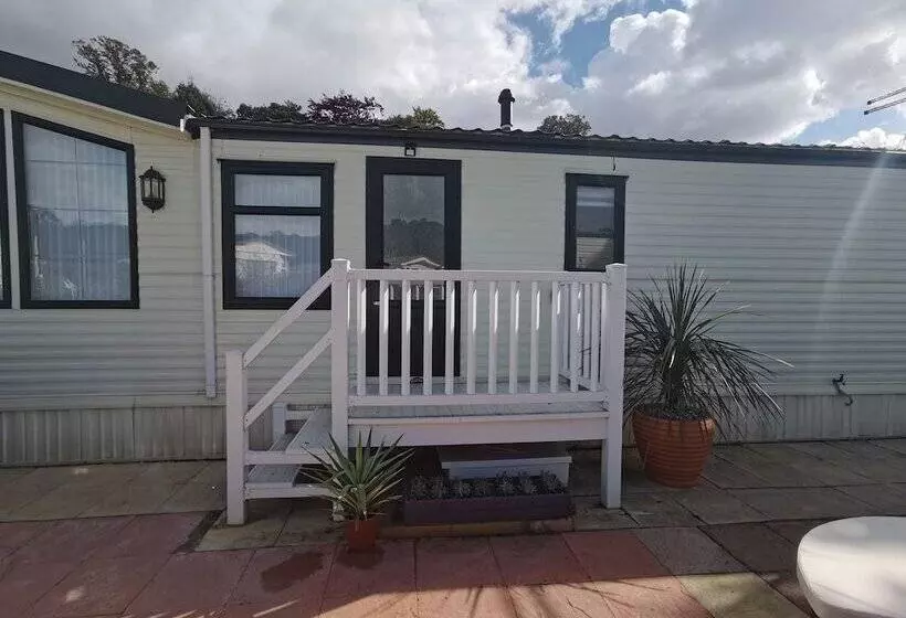 Lakes And Woodlands Overstone Holiday Park