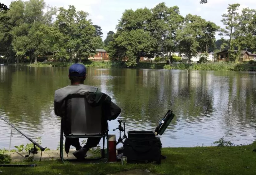 Lakes And Woodlands Overstone Holiday Park