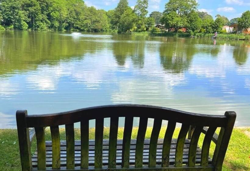 Lakes And Woodlands Overstone Holiday Park