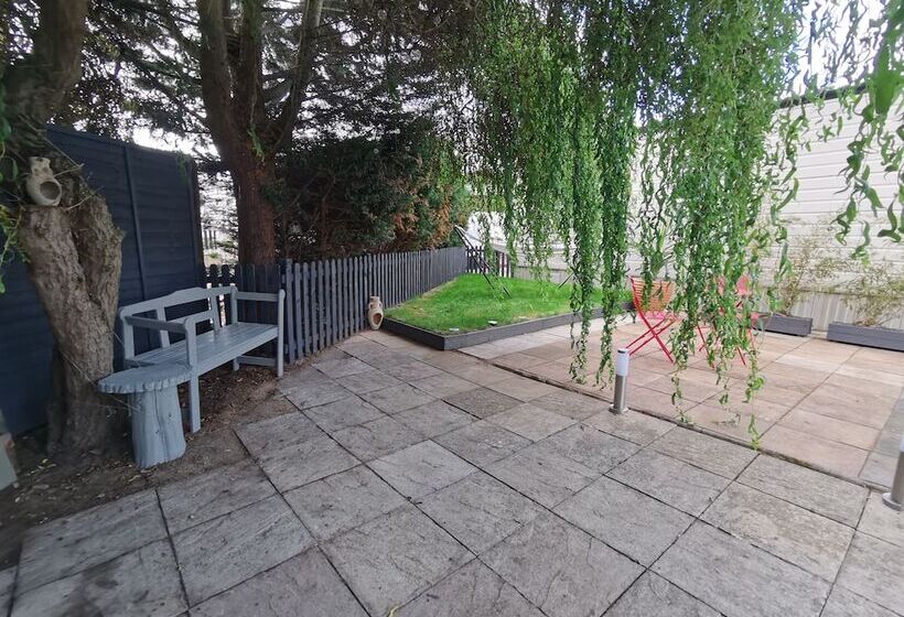 Lakes And Woodlands Overstone Holiday Park