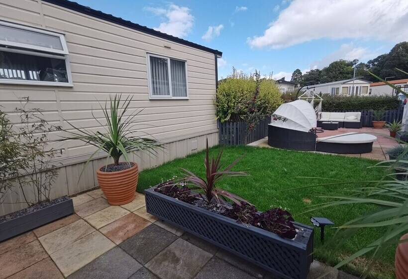 Lakes And Woodlands Overstone Holiday Park