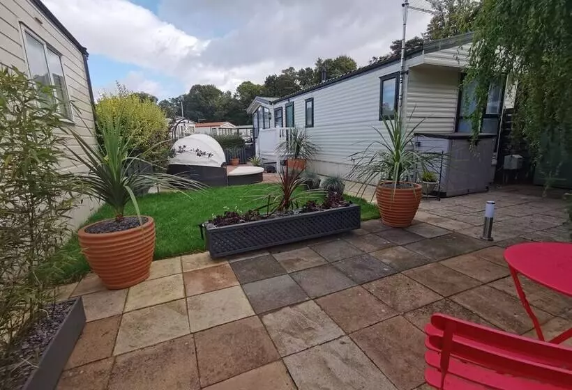 Lakes And Woodlands Overstone Holiday Park